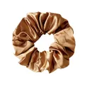 Vue détaillée du chouchou en satin doré champagne montrant la texture de soie et les plis - Marron