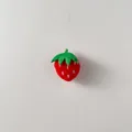 Simpatico accessorio fragola in peluche con foglie verdi e semi ricamati bianchi - Stile con Apertura Posteriore / Rosso