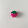 Simpatico accessorio a forma di fragola rosa in peluche per fai da te e fermagli - Stile con Apertura Posteriore / Rosso Rosa