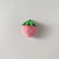 Dettaglio dell'accessorio fragola in peluche rosa con foglia verde e ricami bianchi - Stile con Apertura Posteriore / Rosa