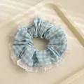 Détail d'un chouchou à carreaux bleus et blancs avec bordure en dentelle blanche - Bleu à Carreaux