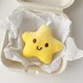 Detalle de llavero de estrella de peluche amarillo con cara bordada en caja regalo - Estilo de Correa