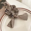 Coletero de satén marrón oscuro con lazo y acabado con textura de seda suave y liso - Café Claro