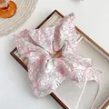 Détail d'un chouchou floral rose avec motif lapin et rubans soyeux élégants - Style Foulard Carré Nœud Imprimé Floral