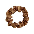 Gros plan d'un chouchou en satin marron foncé avec un éclat métallique doux et des plis fins - Moyen Satin / Brun
