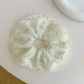 Detalle de coletero de malla floral con borde de encaje blanco y patrón de flores - Floral Verde