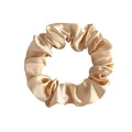 Gros plan d'un chouchou en satin champagne montrant sa texture brillante et soyeuse - Moyen Satin / Blanc Cassé