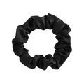 Gros plan sur un chouchou en satin noir montrant la texture soyeuse et l'élastique interne - Moyen Satin / Noir