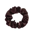 Vue détaillée de la texture satinée et du design plissé du chouchou en soie marron - Moyen Satin / Café Foncé