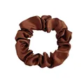 Gros plan détaillé d'un chouchou en satin marron foncé avec texture brillante et plis - Moyen Satin / Brun Rouge