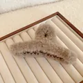 Weiche hellbraune Plüsch-Haarklammer für Damen mit pelziger Textur in einer Schmuckschale - Plüsch-Haarklammer / Dunkelbraun