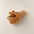 Detalle de la pinza para el pelo de oso de peluche marrón con decoración de zanahoria - Pinza Lateral de Peluche de Oso