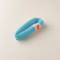 Dettaglio del fermaglio in tessuto blu imbottito con motivo a ciliegia e trama morbida - Celeste