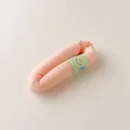 Dettaglio del fermaglio per capelli in peluche rosa con motivo a faccina sorridente - Arancio Pesca
