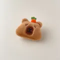 Vista detallada de pinza para el pelo de oso de peluche marrón con zanahoria - Pinza de Pico de Pato de Peluche de Oso