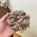 Haargummi aus Champagner-Netzstoff mit Metallglanz für elegante Frisuren - Doppellagiges Mesh / Kaffeebraun