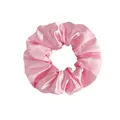 Texture détaillée du chouchou en satin rose montrant le tissu brillant effet soie - Satin Rose Pâle