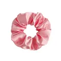 Chouchou en satin rose pour queue-de-cheval avec texture soyeuse sur fond blanc uni - Satin Rose Moyen
