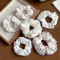 6er-Set süße Haargummis mit Spitze und Blumenmuster in Creme und Lavendel - Glücklicher Milchtee