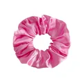 Vue détaillée d'un grand chouchou en satin rose vif montrant le tissu brillant et ses plis - Satin Rose Vif