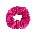 Vue détaillée d'un chouchou en satin fuchsia montrant la texture soyeuse et les plis - Satin Rose Fushia