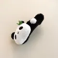 Detalle de pinza para el pelo de panda de peluche con hoja bordada y textura suave - Pinza Pico de Pato con Forma de Panda / Estilo de Pinza de Pico de Pato