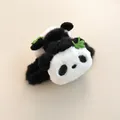 Detalle de la pinza para el pelo de panda con hojas verdes y textura de peluche suave - Pinza de garra con forma de panda / Estilo de pinza de garra