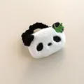 Detalle de un coletero de panda de peluche con suave piel sintética y bordado de hojas - Estilo de Coletero
