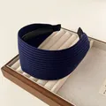 Nahaufnahme von breitem, marineblauem Strickstirnband mit rutschfestem Futter - Marineblau