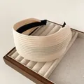 Detailansicht eines breiten Strickstirnbands mit weicher Textur und Futter - Gebrochenes Weiß