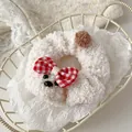 Detalle de coletero de peluche blanco tipo caniche con lazo de cuadros rojos y blancos - Lazo de Cuadros Perro Teddy Blanco
