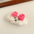 Dettaglio del fermaglio per capelli in peluche a forma di cane con fiocco rosa - Cucciolo bianco con fiocco rosa
