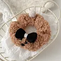 Detalle de coletero de oso en forro polar con lazo y pompón decorativo - Lazo Negro Perro Teddy Café