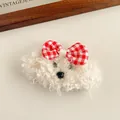 Detalle de pinza para pelo de perro de peluche con lazo de cuadros rojos y blancos - Cachorro blanco con lazo de cuadros