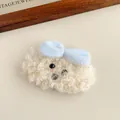 Detalle de la pinza para el pelo de peluche con forma de perro teddy y lazo azul suave - Cachorro blanco con lazo azul