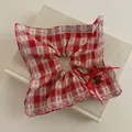 Chouchou à carreaux rouge et blanc avec dentelle et pendentif cerise sur boîte à bijoux - Foulard Carré Carreaux Cerise Rouge