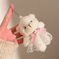 Détail d'un porte-clé ours en peluche blanc avec nœud vichy rose et jupe en dentelle - Ours blanc avec robe en dentelle de ballet