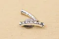 Makroaufnahme der 925 Silber Sechs-Wort-Mantra-Perle mit eingraviertem Blumenmuster - Antik-Silber