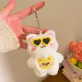 Détail d'un porte-clés lapin en peluche blanc avec lunettes cœur et broderie ours - Ours avec lunettes de soleil cœur (Style Six) / Blanc