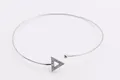 Brazalete minimalista de plata S925 con triángulo de circonitas y una perla pulida - Plata Chapada en Platino