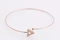 Brazalete abierto de oro rosa con colgante de triángulo brillante y terminal de bola lisa - Plata Chapada en Oro Rosa