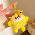 Gros plan d'un porte-clés chat en peluche jaune vif avec joues roses et petit grelot - Pendentif Tête de Chat Jaune avec Clochette (F-4569)
