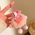 Gros plan d'un porte-clés cochon en peluche rose avec fourrure douce et clochette en métal - Style Groin de Cochon Rose avec Clochette (F-4572)