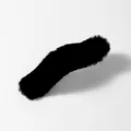 Detailopname van een grote golvende haarclip van zacht zwart imitatiebont voor de winter - Zwart