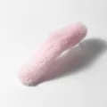 Detailopname van een roze pluchen haarklem met zachte textuur van imitatiebont en groot formaat - Roze