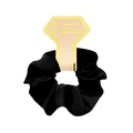 Détail d'un chouchou en satin noir sur un support en carton décoratif hexagonal pour cheveux - Noir