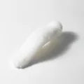 Detail van een grote witte pluche haarklem met zachte textuur en pluizig materiaal - Wit