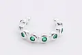 Polsino per orecchio in argento S925 con scintillanti zirconi verdi di forma rotonda - Argento Zirconia Verde