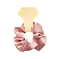 Chouchou en satin de soie rose présenté sur une carte d'affichage beige décorée - Rose