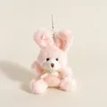 Détail du pendentif lapin en peluche rose avec un nœud en soie crème et un crochet de fixation - Lapin Rose